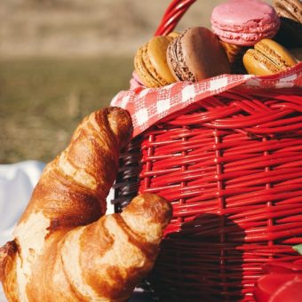 romantic picnic date idea